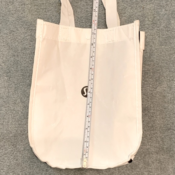 LULULEMON SMALL BLACK AND WHITE REUSABLE TOTE BAG PRE OWNED 9X12 - Picture 9 of 10